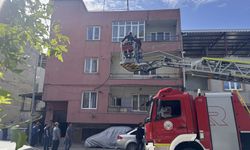 Hastanede yatmamak için direnen psikiyatri hastası polisin balkondan müdahalesiyle yakalandı