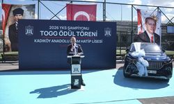 Kadıköy Anadolu İmam Hatip Lisesi, YKS'de derece yapan mezununa Togg hediye etti
