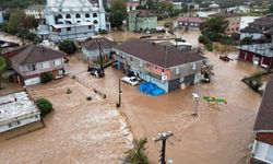 Sakarya'da yağıştan etkilenen mahallede ulaşım kepçe ve traktörlerle sağlanıyor