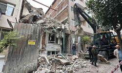 Beşiktaş'ta yıkım sırasında binanın bir kısmı çöktü