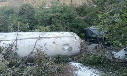 Bolu'da tır devrildi: 1 ölü, 1 yaralı