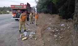 Buldan'da yol kenarındaki çöpler ateş savaşçıları tarafından temizlendi