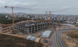 Çayırova'da yapımı süren 200 yataklı devlet hastanesi yükseliyor