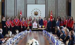 Cumhurbaşkanı Erdoğan, A Milli Kadın Voleybol Takımı ile A Milli Erkek Voleybol Takımı'nı kabul etti