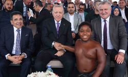 Cumhurbaşkanı Erdoğan'ın sohbet ettiği Tanzanyalı minik güreşçi, o anları anlattı