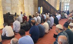 Depremde hasar gören tarihi camide 3,5 yıl sonra ilk cuma namazı