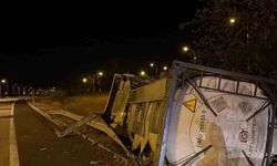 Havsa'da kimyasal yüklü tır bariyerlere çarparak devrildi