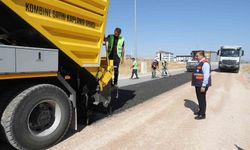 Kendi asfaltını üretip kendi yolunu yapıyor