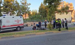 Refüjdeki ağaca çarparak devrilen motosikletin sürücüsü hayatını kaybetti