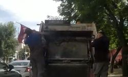 Temizlik işçileri yerde buldukları Türk bayrağını çöp kamyonun üzerine astı