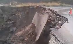 Tokat'ta sağanak sonrası köy yolu çöktü, çökme anı kamerada