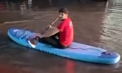 Sokaklar göle dönünce SUP ile gezintiye çıktı