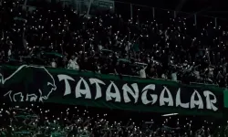 Atatürk Stadı’nda Karnaval Havası: Sakaryaspor Taraftarından Zafer ve Liderlik Şovu!