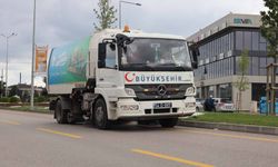 Büyükşehir ekipleri yağışın bıraktığı çamur ve tozları temizliyor