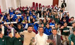 Minik öğrenciler “Bir Hikaye Bin Neşe” programıyla doyasıya eğlendi