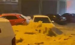 Karasu'yu sel vurdu: Araçlar suda sürüklenerek çarpıştı