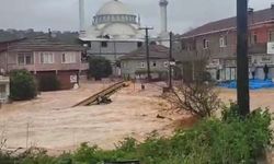 Karasu'da sokaklar göle döndü, evlerin giriş katlarını su bastı