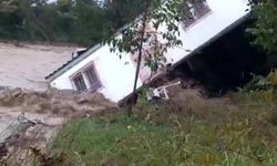 Sakarya'da sel sularına kapılan evler böyle sürüklendi: Evdekiler son anda kurtuldu