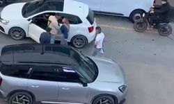 Dövüş antrenörü olduğunu söyleyen kadının yumruklu saldırısı kamerada