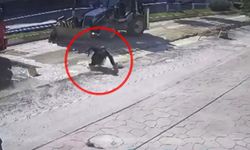 Dengesini kaybetti, su dolu kazıya düştü: Yardımına işçiler koştu!