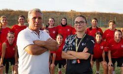 Baba-kız, kadın futbolunda aynı takımın başarısı için ter döküyor