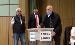 Borsanın 93 yaşındaki kıdemli üyesi, yürümekte güçlük çekmesine rağmen oy kullandı