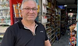 Bursa'da 2 kız kardeşin kapalı marketten içecek alıp parasını bıraktığı anlar kamerada