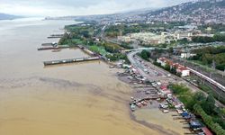 Kocaeli ve Zonguldak'ta sağanak sonrası denizin rengi değişti