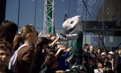 Kocaelispor Teknik Direktörü İnan ve futbolcular, kitap fuarında ziyaretçilerle buluştu