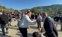 Sakarya'da damadın ayaklarını tuzla yıkayıp yolda yürüttüler