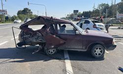 Sakarya'da iki otomobilin çarpıştığı kazada 3 kişi yaralandı