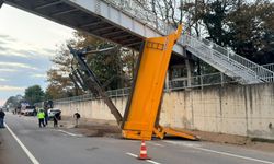 Kamyonun açık kalan damperi üst geçide takıldı