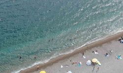 Antalya'da sağanak ardından güneş etkisini gösterince denizin keyfini çıkardılar