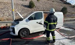 Seyir halindeki ticari araç alev aldı