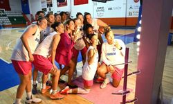 Bodrum kadın basketbol takımı ve doktorlar meme farkındalığı için maç yaptı
