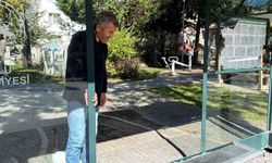 Bolu'da şehir magandaları otobüs durağının camını kırdı