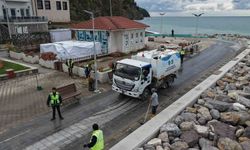 Büyükşehir ekiplerinden sahillerde temizlik çalışması
