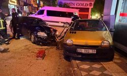 Çarpışan otomobiller iş yeri vitrinine çarparak durabildi: 2 yaralı