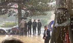 Cumhuriyetin 103. yılında yağmur altında çelenk sunuldu