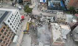 Depremde hasar gören binaların yıkımı sürüyor