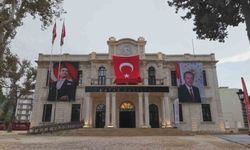 Depremin ardından yeniden inşa edilen 98 yıllık tarihi valilik binasında saat 04.17'de sabitlendi