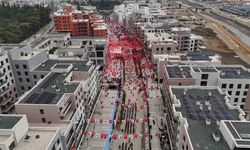 Depremin ardından yeniden inşa edilen Atatürk Caddesi'nde Cumhuriyet bayramı coşkusu