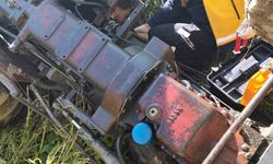 Devrilen traktörün altında kalan 3 kişi yaralandı