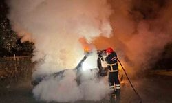 Düzce'de seyir halindeyken yanan otomobil kullanılamaz hale geldi