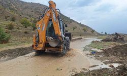 Erzincan'da sağanak sonrası sulama kanalları taştı