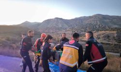 Erzincan'da traktörün altında sıkışan sürücüyü kurtarıldı