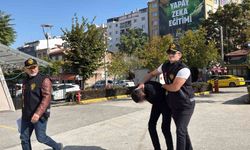 Eskişehir'de zorla tespih satıp para alan şüpheli Ankara'da yakalanarak adliyeye sevk edildi