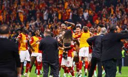 Galatasaraylı futbolcular galibiyeti taraftarıyla kutladı