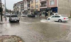 Karaman'da sağanak yağış yolları göle çevirdi