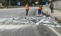 Karayoluna mermer parçalarını düşüren tır sürücüsüne para cezası